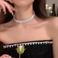 Gros plan d'un collier ras-du-cou scintillant en strass sur le cou d'un mannequin - Ras du Cou Ajusté en Strass Multi-Rangs Argenté