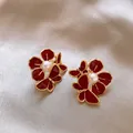 Vista dettagliata di eleganti orecchini a fiore in smalto rosso e perle con farfalla dorata - Stile Fiore Farfalla (7#)