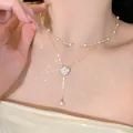 Élégant collier de perles à double rangée avec pendentif camélia blanc sur mannequin. - Collier 21# / Or