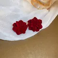 Dettaglio di orecchini a lobo a fiore in velluto rosso dal design elegante e raffinato. - Stile Fiore 3D Floccato (19#)