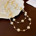 Detalle de un collar de perlas vintage con barras doradas texturizadas para mujer. - Estilo de Doble Capa (HN7871) / Perla de Vidrio 6-12mm / Dorado