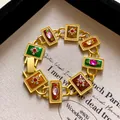 Nahaufnahme eines goldenen Armbands im französischen Vintage-Stil mit bunter Emaille - Quadratisches Emaille Schweres Handwerksarmband (4#)