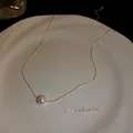 Détail d'un élégant collier de perles d'eau douce sur une fine chaîne en argent - Collier / Argent