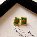 Nahaufnahme von vintage französischen Emaille-Ohrringen mit roten Blumenkristallen - Rechteckige Grüne Strahlende Muster-Ohrstecker (6#)