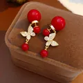 Primo piano di eleganti orecchini di perle rosse con ciondolo a farfalla - Stile Farfalla con Perla Rossa (43#)