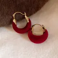 Dettaglio ravvicinato di eleganti orecchini a cerchio in velluto rosso e finiture in oro - Orecchini a Clip di Tipo C Floccati (44#)