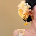 Dettaglio di un'elegante fermaglio per capelli a fiore in tessuto con perle e nappe gialle - Clip a becco d'anatra (2#) / Giallo