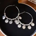 Orecchini a cerchio argento rétro con pendenti a moneta e ritratto della regina Elisabetta II. - Grande / Argento