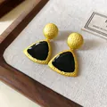 Französische Vintage-Ohrringe, goldfarben, gehämmert mit schwarzer Emaille - Gehämmerte Dreieck-Emaille-Ohrstecker (9)