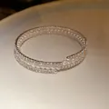 Dettaglio macro di un elegante bracciale a tre strati con perle e strass luccicanti. - Argento