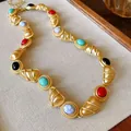Elegante französische Vintage-Halskette in Mattgold mit bunten Cabochon-Steinen - Fächerförmige Gewellte Mehrfarbige Halskette (13)