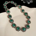Elegante Vintage Halskette im Hofstil mit grünen Kristallen und silbernen Blumen - Grüne Kristall-Blumen-Schlüsselbeinkette (21)