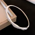 Vue détaillée d'un bracelet jonc argenté avec motif matelassé et oxydes de zirconium - Argent