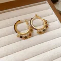 Orecchini a cerchio marroni vintage con perline occhio di tigre in una scatola di gioielli - Stile Oro Caffè (38)