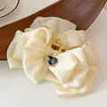 Französischer Haarklammer mit cremefarbener Satinschleife und elegantem schwarzem Herz - Herzanhänger / 14# Haarklammer-Weiß