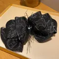 Eleganter französischer Haargreifer mit schwarzer Rüschenschleife und Federverzierung - Feder Dekoration / 22# Federclip-Schwarz