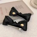 Elegante Haarspangen mit schwarzer Satinschleife und gravierten Goldknöpfen. - Metallknopf Stil / 19# Entenschnabelclip-Schwarz (2er-Set)