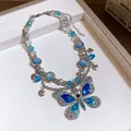 Dettaglio macro di una collana a farfalla blu con perle di cristallo e cuori - Solo Collana (Senza Orecchini) / Blu Argento