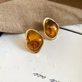 Eleganti orecchini vintage in resina ambrata con bordo dorato irregolare, stile Maillard - Caffè Irregolare (25)