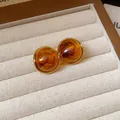 Orecchini a lobo vintage stile Maillard marrone ambra con bordi dorati in un porta gioie - Oro Caffè Placcato Oro Vero (31)