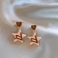 Orecchini a cuore e stella marroni Maillard vintage con un design estetico retrò. - Stile Rosa Caffè (17)