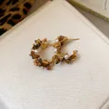 Dettaglio ravvicinato degli orecchini vintage Maillard con pietre occhio di tigre e perle - Oro Caffè Placcato Oro Vero (4)