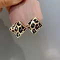 Dettaglio di orecchini a lobo vintage con stampa leopardata marrone e cornice dorata - Placcato Oro Vero Leopardato Quadrato (8)