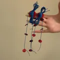 Pendientes de borla de concha hechos a mano con cordón azul y discos circulares rojos - Pendientes de botón / Rojo y Azul