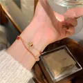 Gros plan d'un élégant bracelet double rang avec cheval à bascule et zircon au poignet - Style Double Couche Cheval et Perle Rouge (34#)