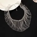 Dettaglio ravvicinato di collana a frange a catena di serpente argento multistrato - Strato Singolo / Argento