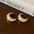 Primo piano di eleganti orecchini a cerchio in metallo dorato a forma di C. - Forma di Luna(1#) / Perno per orecchini in acciaio / Oro