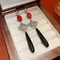 Dettaglio degli orecchini in argento in stile cinese con eleganti pendenti a goccia neri - Pendaglio a Goccia d'Acqua con Perno in Argento (HE18260) / Nero