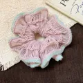 Dettaglio di scrunchie lavorato a maglia rosa con bordi verde chiaro su sfondo - Rosa (91# Cerchio Capelli)