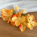Primo piano di eleganti orecchini pendenti a fiore in chiffon arancione e gocce. - Giallo-Verde