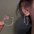 Orecchini a cerchio Hello Kitty in argento con fiocco in strass rosa indossati sull'orecchio - Stile a Cerchio Hello Kitty / Argento-Rosa
