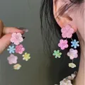 Dettaglio degli orecchini a nappa floreale con graziosi ciondoli a fiore multicolore - Stile Corto con Perno in Argento / Colorato