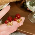 Primo piano dettagliato di orecchini a cavallo a dondolo rossi con finitura oro di lusso - 47# Stile Cavallino a Dondolo Doppia Sfera (Oro Rosso)