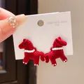 Dettaglio di orecchini a lobo a forma di cavallo in velluto rosso con perle e strass. - Perno in Argento-Rosso-Stile 24