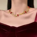 Vintage goldfarbene Halskette mit ovalen roten Edelsteinen, elegantes Retro-Choker. - Rot
