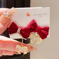 Dettaglio orecchini fiocco in velluto rosso con ciondoli cavallo strass - Cavallo con Fiocco (Perno in Acciaio Inossidable 316L) / Perno in Argento-Oro-Rosso-Stile 12