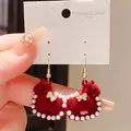 Dettaglio degli orecchini a cavallo in velluto rosso con perle e fiocchi dorati - Gancio per Orecchio-Oro-Rosso-Stile 22