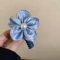 Hellblaue Stoffblume-Haargummi mit Perle und einem marineblauen Telefonkabel-Band - Satin Blume (23#) / Blaue Blume