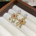 Elegantes pendientes colgantes de poni dorado con perlas blancas y detalles de corazones - Pony de Perla con Corazón (17#)