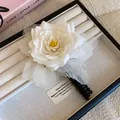 Elegantes Haargummi mit weißer Stoffblume und schwarzem Spiralseil in Schmuckschale - Stoffblume (25#) / Weiß
