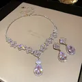 Gros plan détaillé d'un ensemble élégant collier en zircon et boucles d'oreilles goutte d'eau - Collier Et Boucles d'Oreilles / Argent