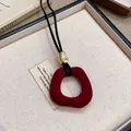 Collana con pendente geometrico in resina floccata rossa con cursore dorato e cordino - Stile Anello Cavo Geometrico (HN10692)