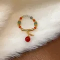 Dettaglio di un anello elastico di perline con ciondolo a bambù dorato e pietre naturali. - 8# Multicolore