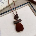 Vista dettagliata della collana con ciondolo in resina floccata marrone per l'autunno - Stile Petalo Geometrico (HN10689)