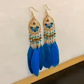 Exquisite böhmische lange blaue Federohrringe mit goldenen Blumenmustern für Frauen - Ohrhaken-Stil / Gold & Blau