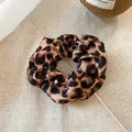 Scrunchie in tessuto plissettato con stampa leopardata nei toni marrone e nero - Leopardo Caffè Scuro